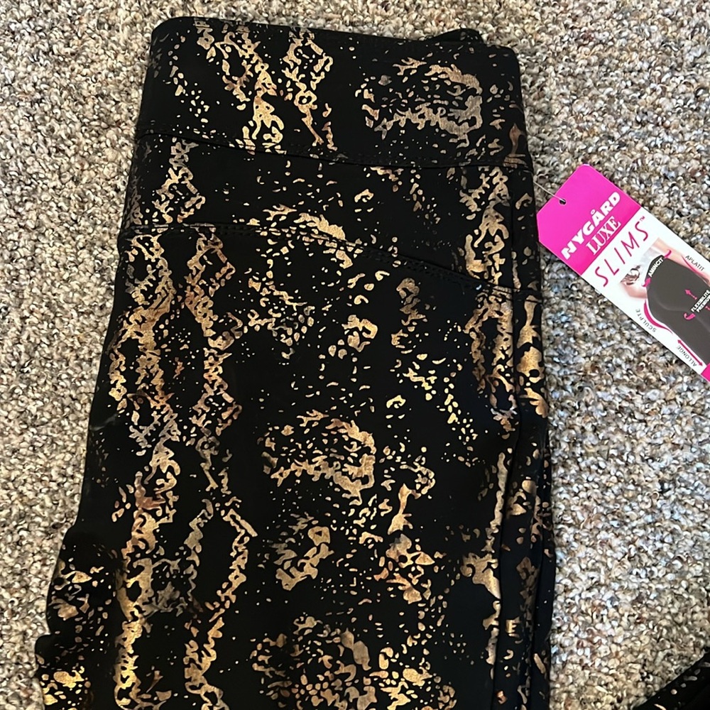 NEW Womenโs Luxe Nygard Slims Black Gold Leggings Slimcurve Technology Small - Picture 7 of 9